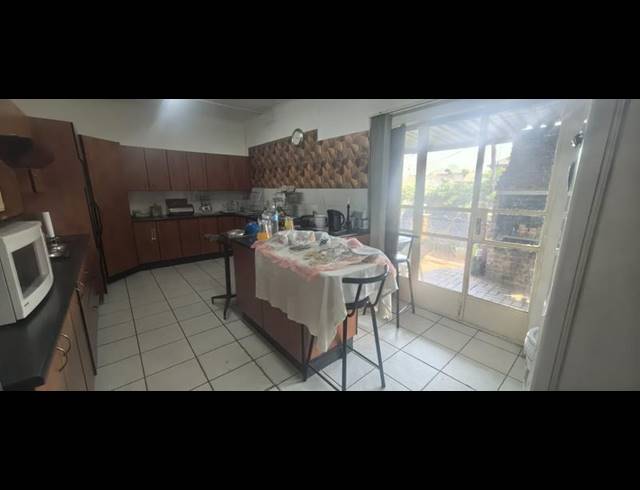 5 BEDROOM HOUSE FOR SALE IN ROODEPOORT CENTRAL